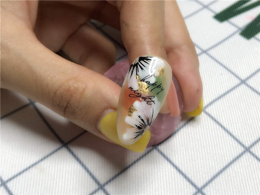 南寧美甲學(xué)校：指間開(kāi)花，花開(kāi)半夏