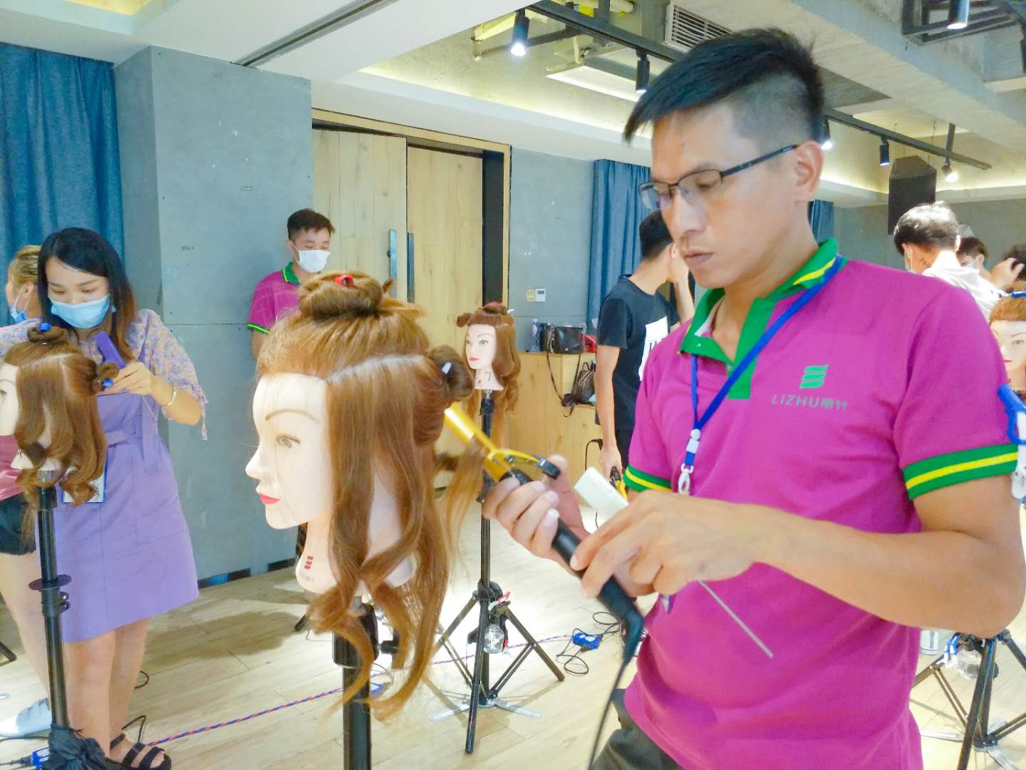 南寧美發(fā)學(xué)校：電棒造型？小菜一碟