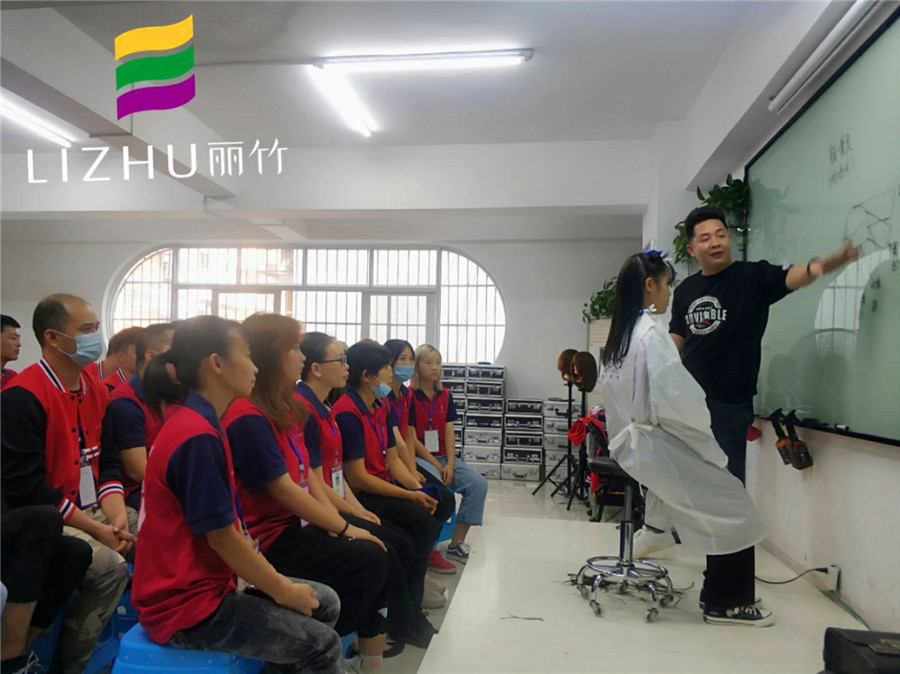 南寧美發(fā)學校：真人女士剪發(fā)手法