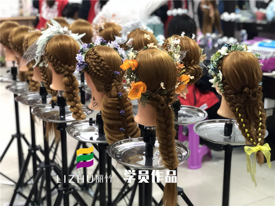 廣西彩妝學(xué)校：學(xué)員森系編發(fā)練習(xí)