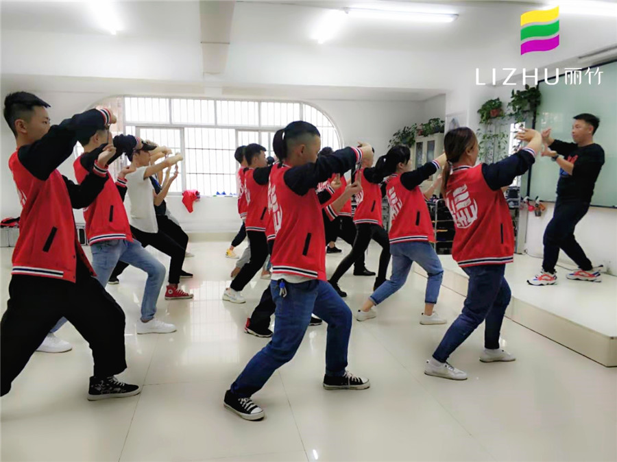 發(fā)型修剪的標(biāo)準(zhǔn)站姿及手勢訓(xùn)練