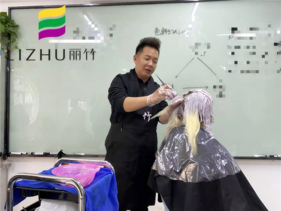 祝麗竹美發(fā)魔幻色彩課程圓滿(mǎn)結(jié)束