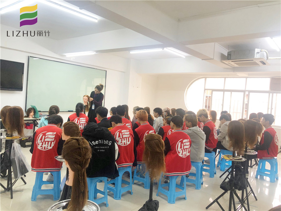 南寧美發(fā)學校：美發(fā)培訓也學編發(fā)