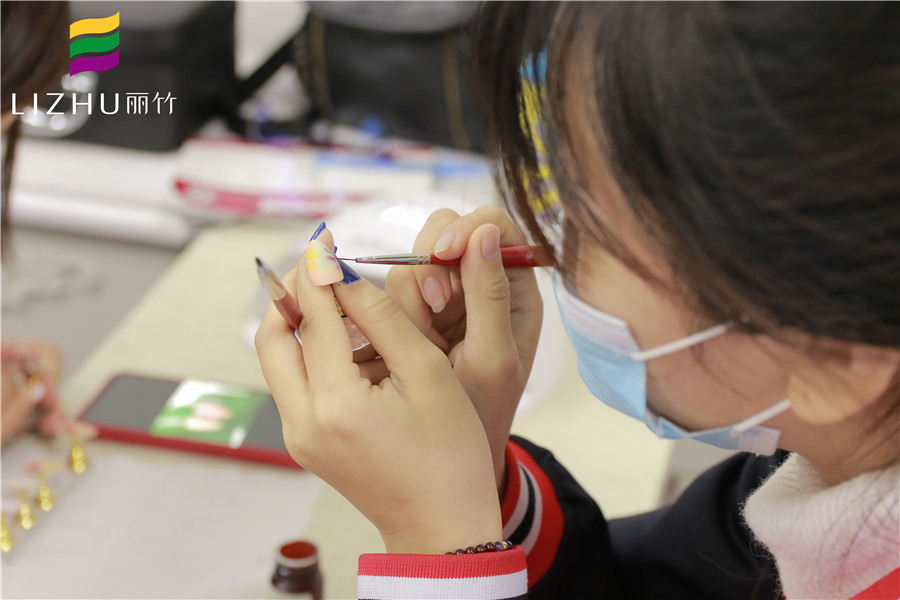 給你新年禮物，我們的專業(yè)美甲