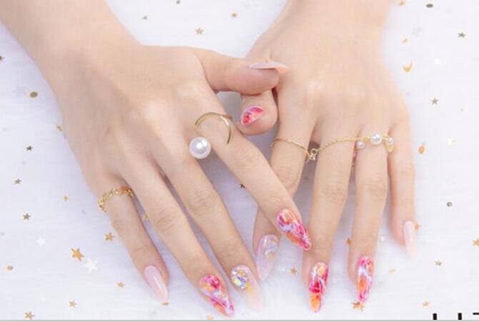 彩繪暈染美甲，南寧正規(guī)美甲培訓(xùn)學(xué)校作品