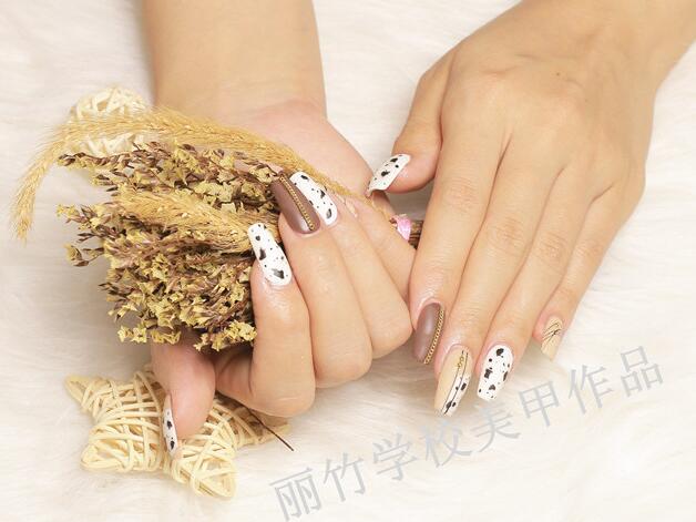 牛奶巧克力彩繪美甲