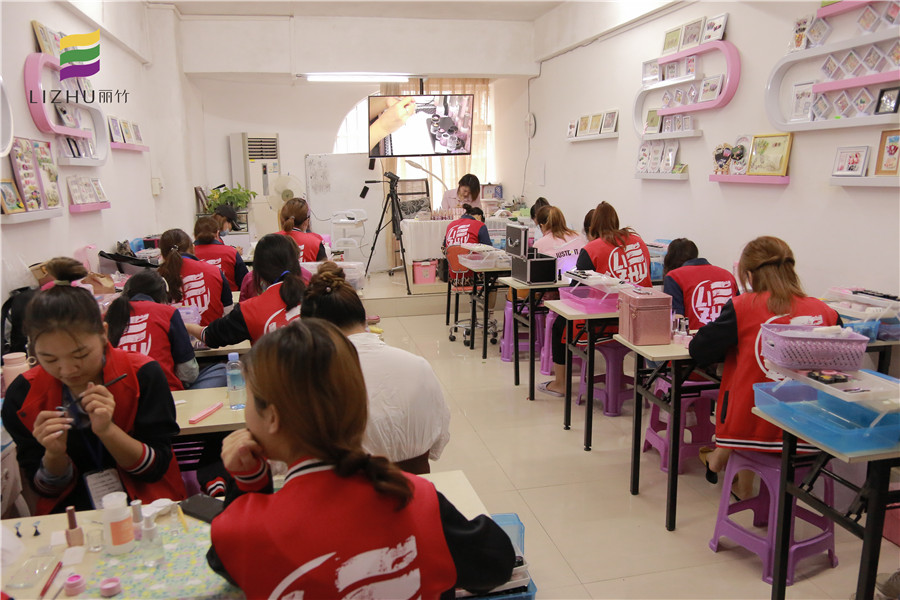 南寧美甲學校：美甲畢業(yè)作品繪制