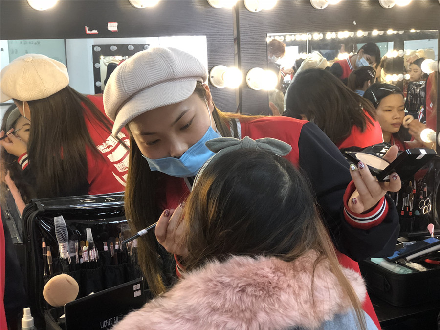 如何成為化妝師？南寧專業(yè)彩妝化妝學(xué)校告訴你