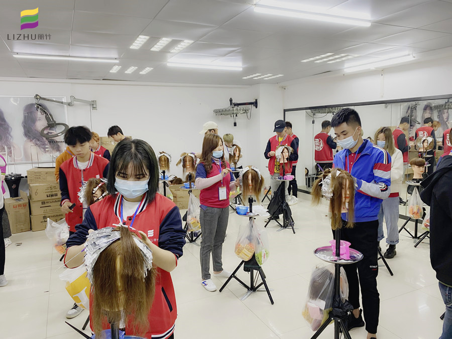 南寧出名的美發(fā)學(xué)校教你實(shí)用錫紙燙發(fā)教程