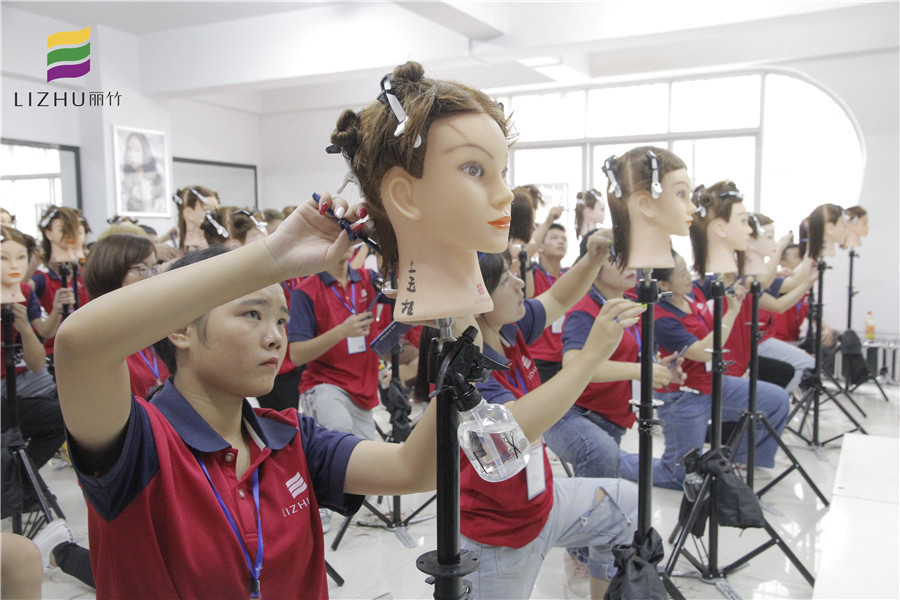 美發(fā)師必會剪發(fā)姿勢，南寧專業(yè)美發(fā)學(xué)校來教你