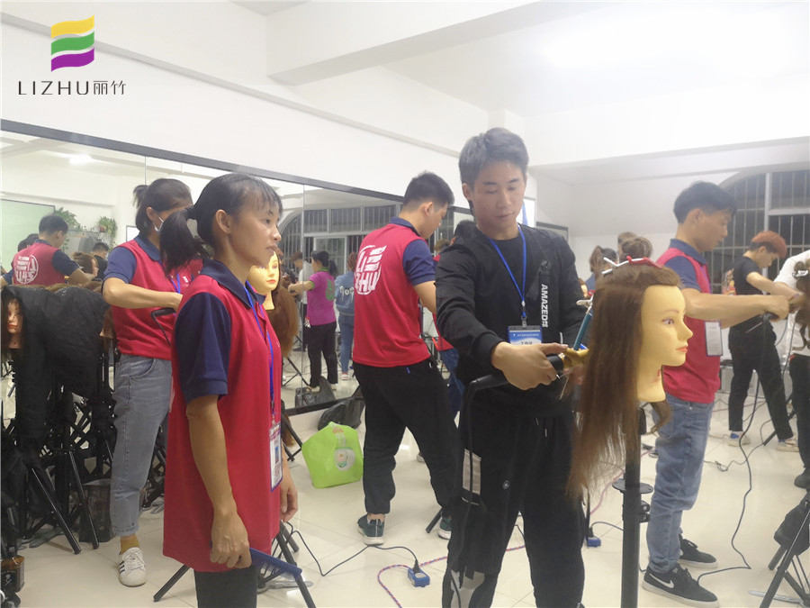 初學(xué)者電棒使用技巧，南寧美發(fā)學(xué)校老師手把手教你