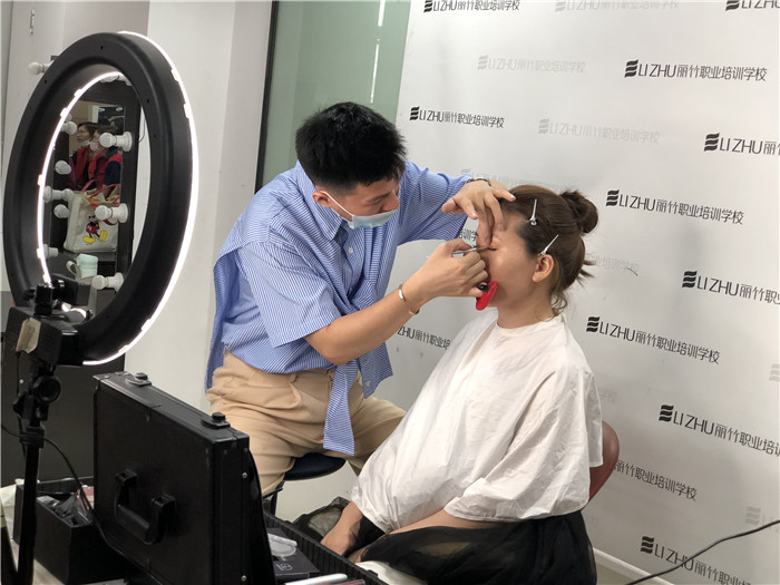 韓式名媛妝容怎么畫？南寧專業(yè)彩妝培訓(xùn)教你