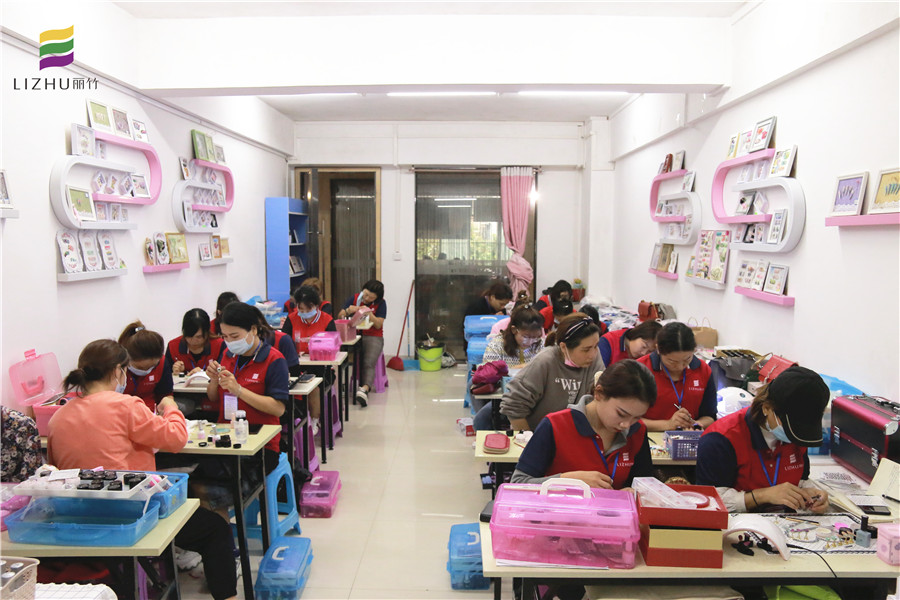 歡迎來到廣西美甲學(xué)校全能班參觀