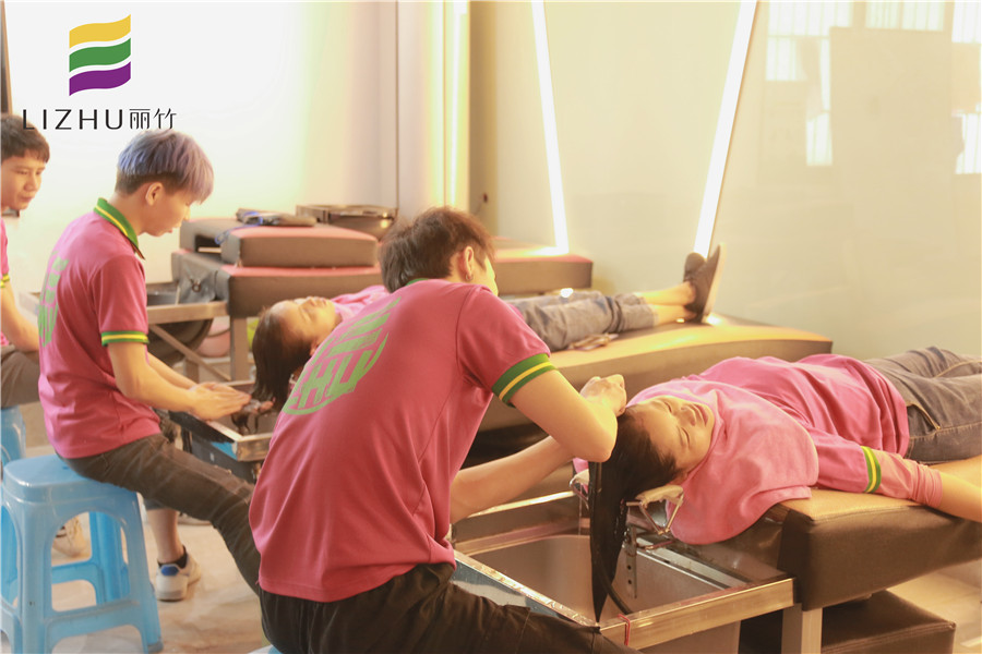 南寧哪里可以學(xué)美發(fā)？看看麗竹學(xué)校洗護(hù)就知道