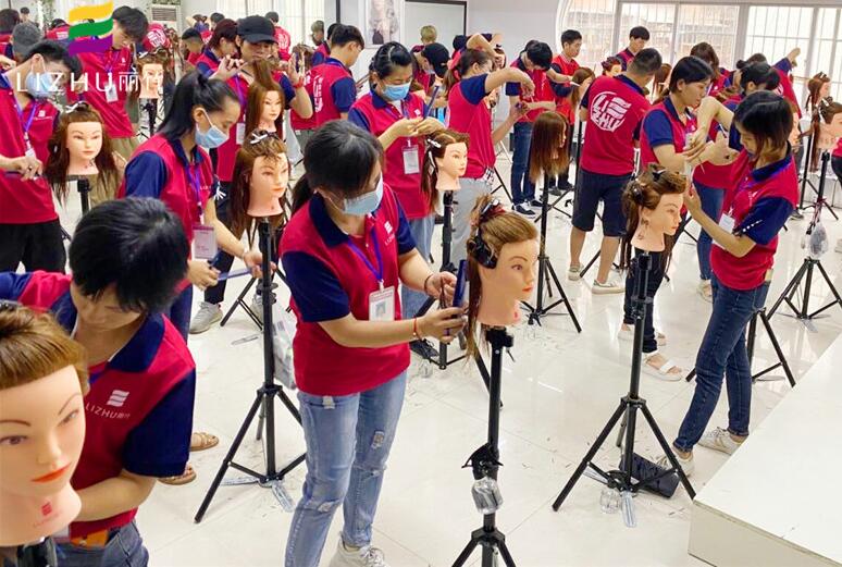 圓形層次修剪是什么？南寧美發(fā)專業(yè)學(xué)校來(lái)教你