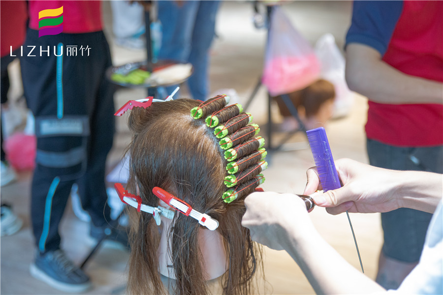 國(guó)際標(biāo)準(zhǔn)杠怎么上？快來(lái)廣西美發(fā)培訓(xùn)班學(xué)習(xí)下