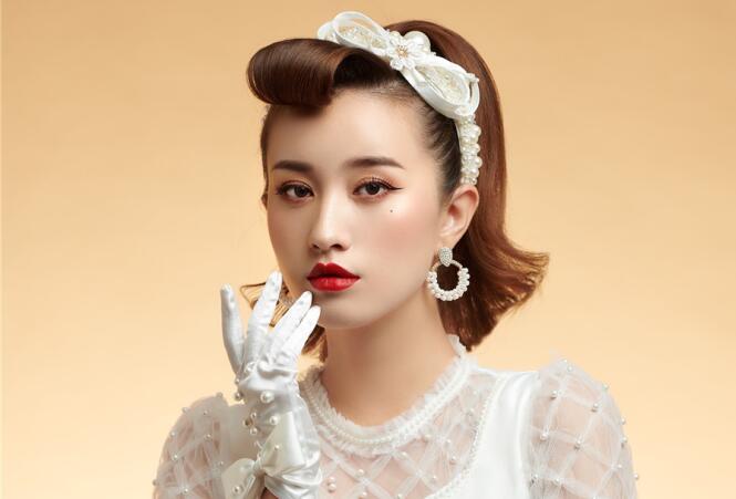 復(fù)古迪斯科妝容造型，廣西化妝學(xué)校這款造型愛(ài)了嗎？