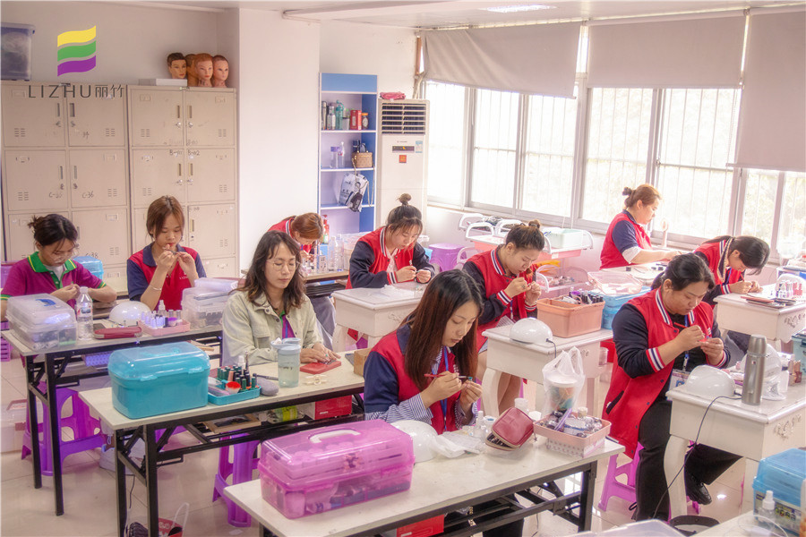 學(xué)美甲需要什么條件？南寧美甲培訓(xùn)學(xué)校為你解答