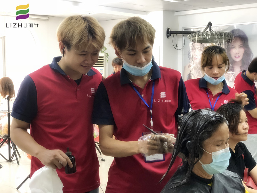 涂抹染膏的技巧，南寧美發(fā)師培訓(xùn)必須課程