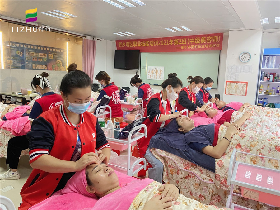 南寧中級美容師考核培訓(xùn)課堂實(shí)況