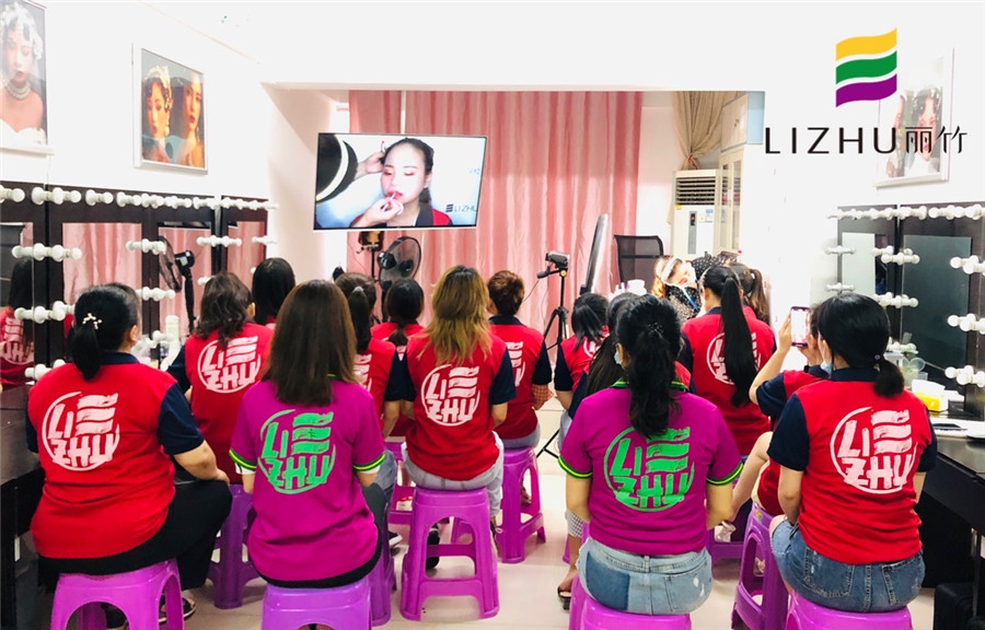 跟著南寧化妝學(xué)校學(xué)，新手也能畫出驚艷的唇妝