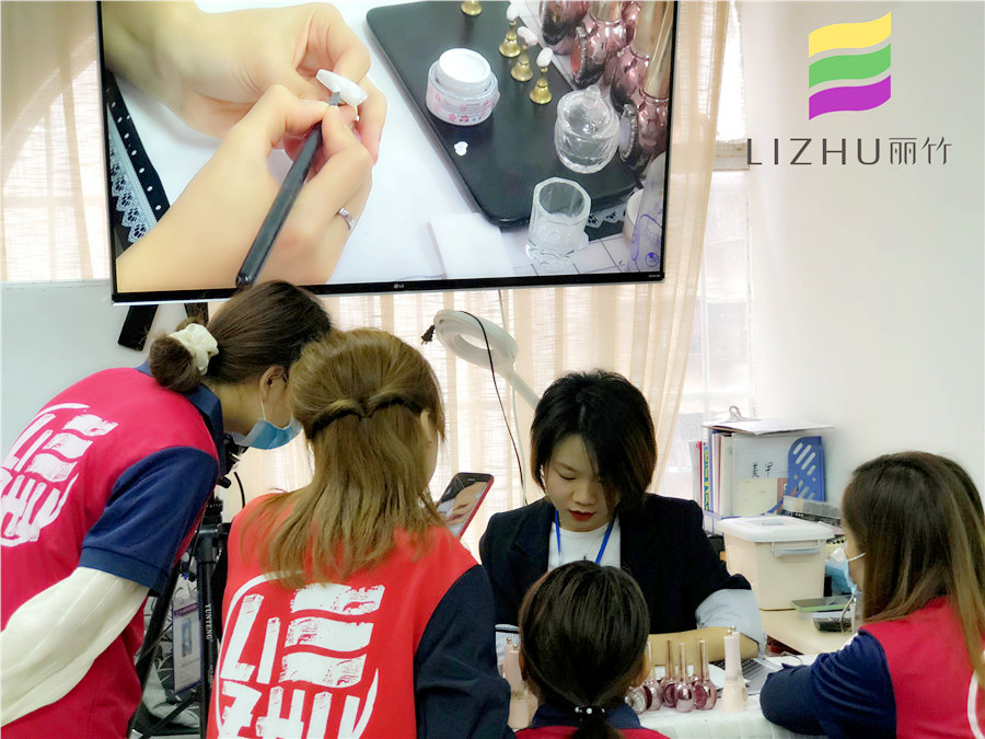 來(lái)廣西美甲培訓(xùn)班學(xué)美甲，重找生活目標(biāo)