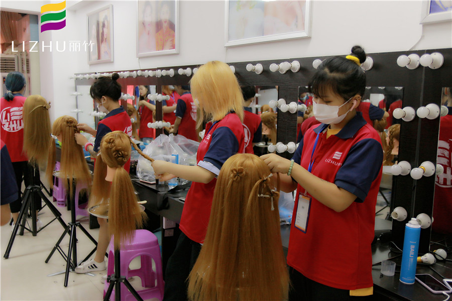 幸運(yùn)草森系編發(fā)，快來廣西彩妝造型學(xué)校學(xué)習(xí)下