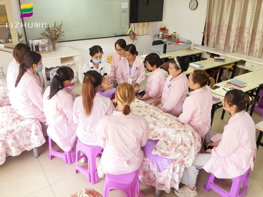 日常眼部保養(yǎng)怎么做？廣西正規(guī)美容學(xué)校給你支招