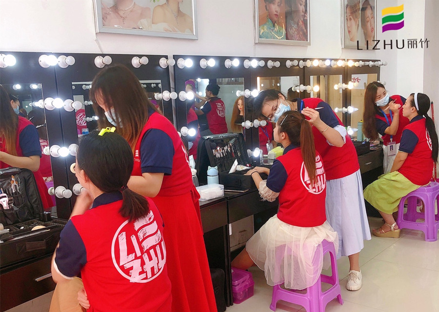 南寧化妝去哪里學(xué)？來麗竹化妝全能班啊