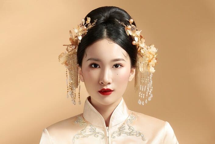 看中式新娘造型魅力，感受南寧化妝學校實力