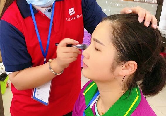 學刷子涂粉底液教程，知道廣西化妝學校哪家專業(yè)