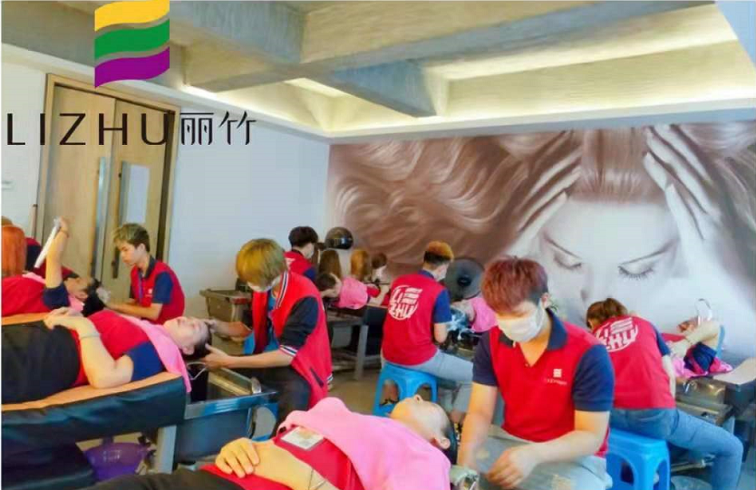 來看看廣西美發(fā)培訓學校洗護班實操練習