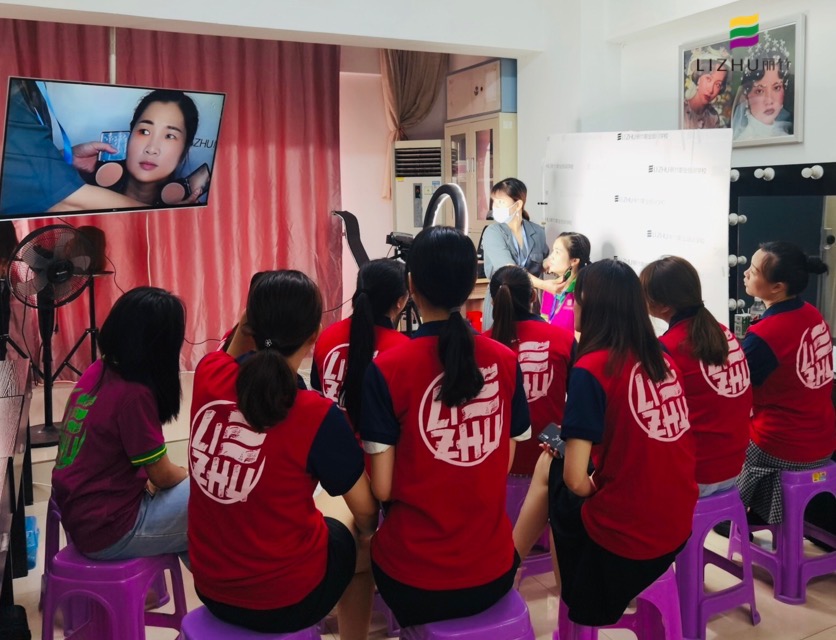 廣西化妝培訓班教你打粉底的方法