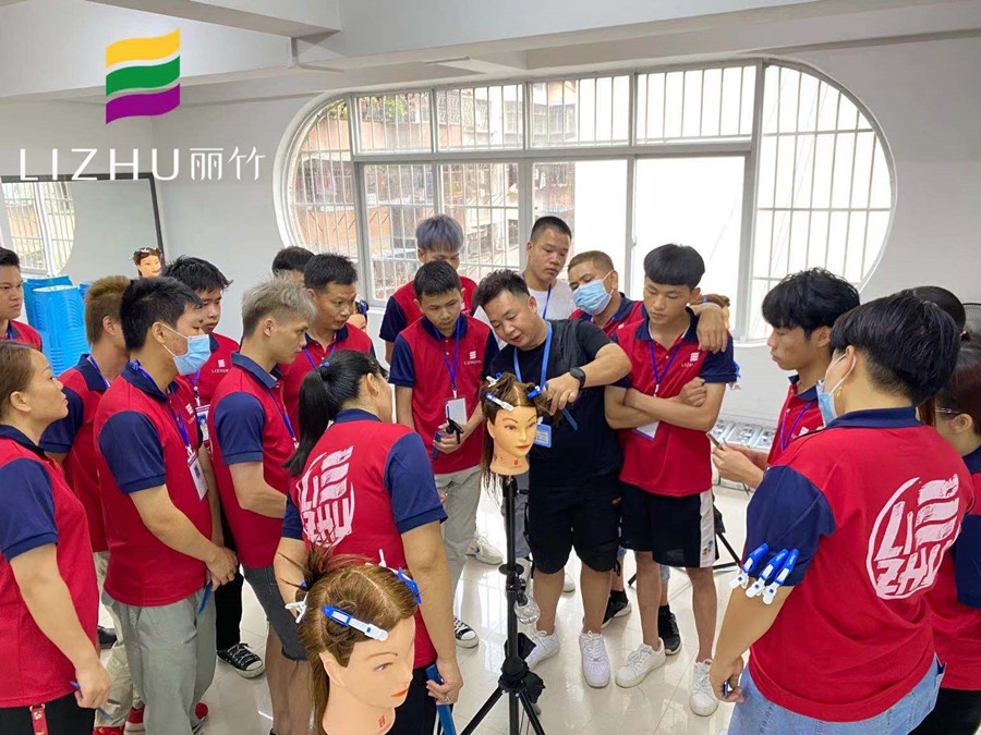 學牙剪打薄技巧，就知道南寧美發(fā)學校哪家有實力