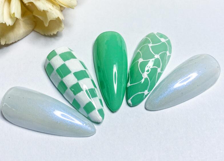 看棋盤美甲作品，知道廣西美甲學(xué)校哪家教學(xué)好