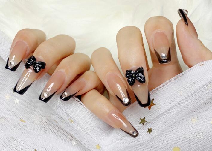 法式蝴蝶結(jié)美甲，用作品展現(xiàn)南寧美甲學(xué)校哪家有實(shí)力