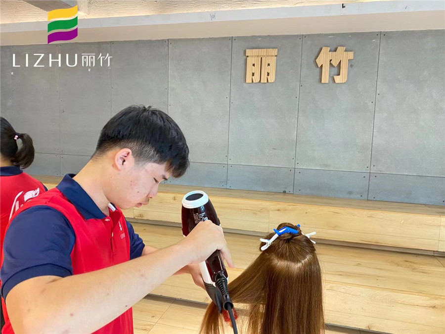 吹風(fēng)造型注意事項(xiàng)，南寧美發(fā)職業(yè)培訓(xùn)學(xué)校培訓(xùn)課程