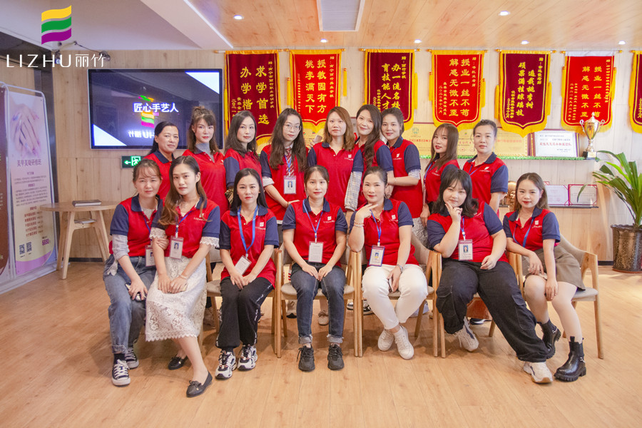 滿滿的畢業(yè)祝福，送給廣西專業(yè)化妝培訓(xùn)學(xué)校