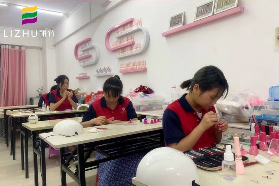 南寧專業(yè)美甲學(xué)校，教你專業(yè)美甲技術(shù)