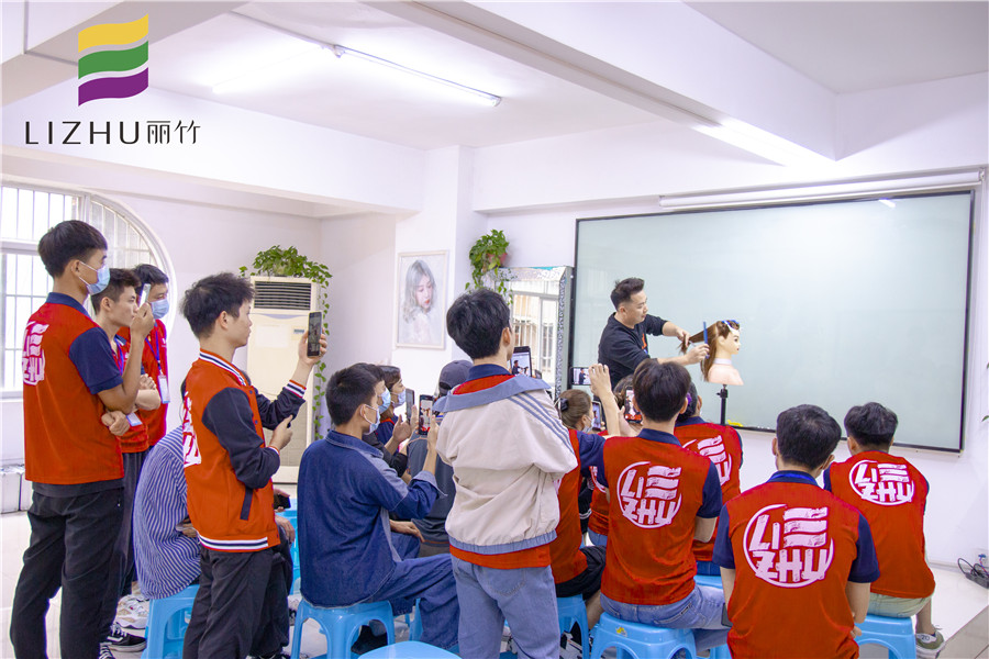 鎖骨發(fā)修剪技巧，南寧教理發(fā)的學(xué)校分享