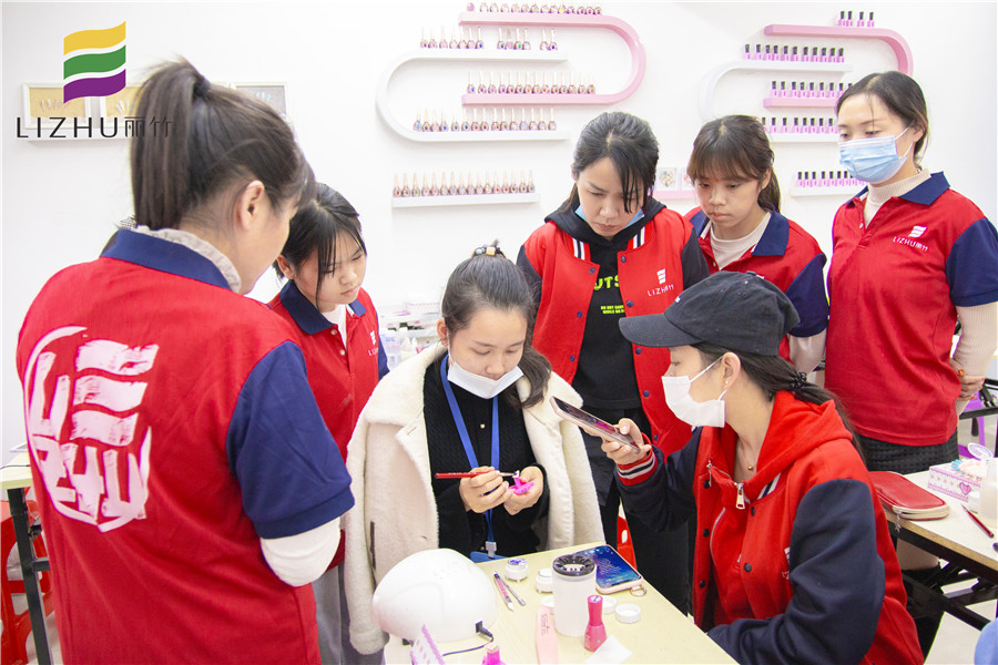 雕花美甲步驟，一起去南寧排名前十美甲學(xué)?？纯?>
								
								<span id=