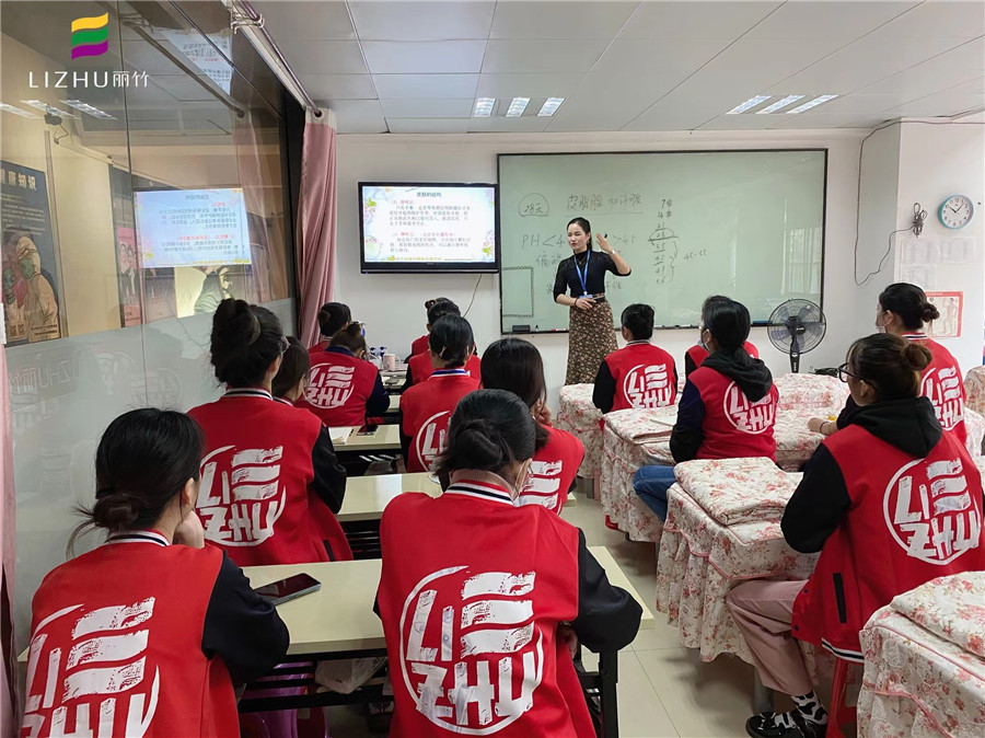 廣西專業(yè)美容學(xué)校：美容班里的化妝學(xué)員