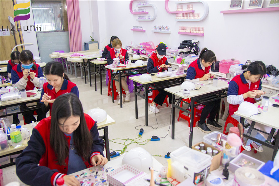 如何才能學(xué)好美甲？廣西美甲培訓(xùn)學(xué)校告訴你技巧