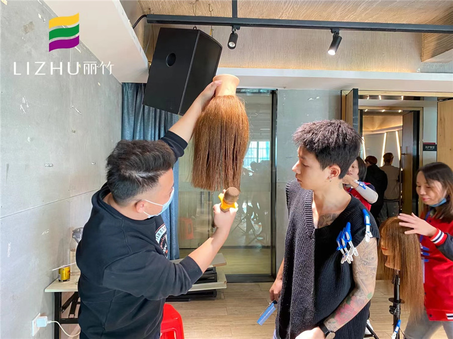 南寧美發(fā)學(xué)?？己耍悍叫螌哟?，圓形層次，三角堆積修剪