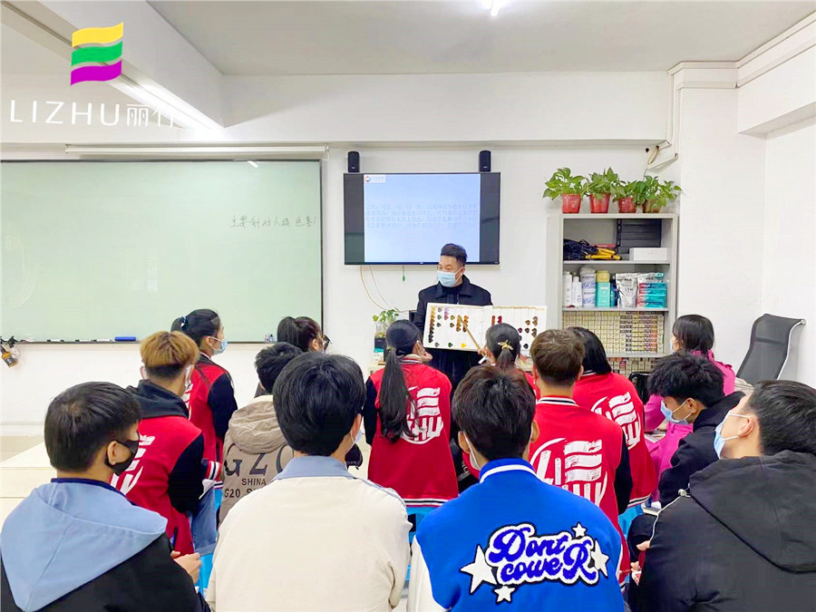 南寧哪里可以學染發(fā)？來麗竹學校魔幻色彩班