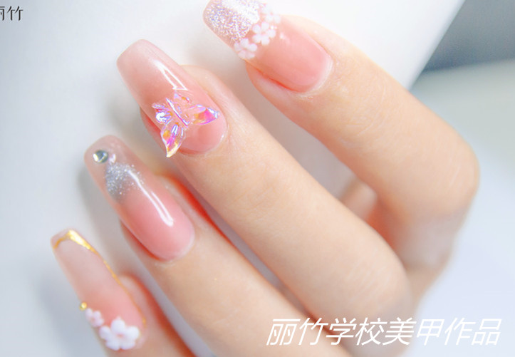 南寧美甲培訓(xùn)機(jī)構(gòu)作品：卡通雕花美甲