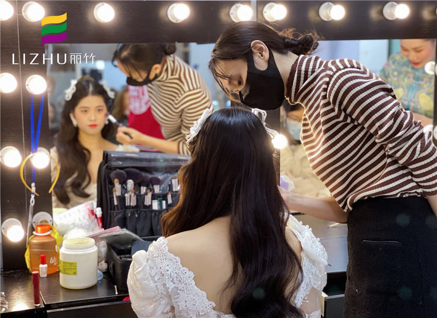 披發(fā)新娘妝容造型，南寧彩妝師培訓(xùn)班學(xué)員作品