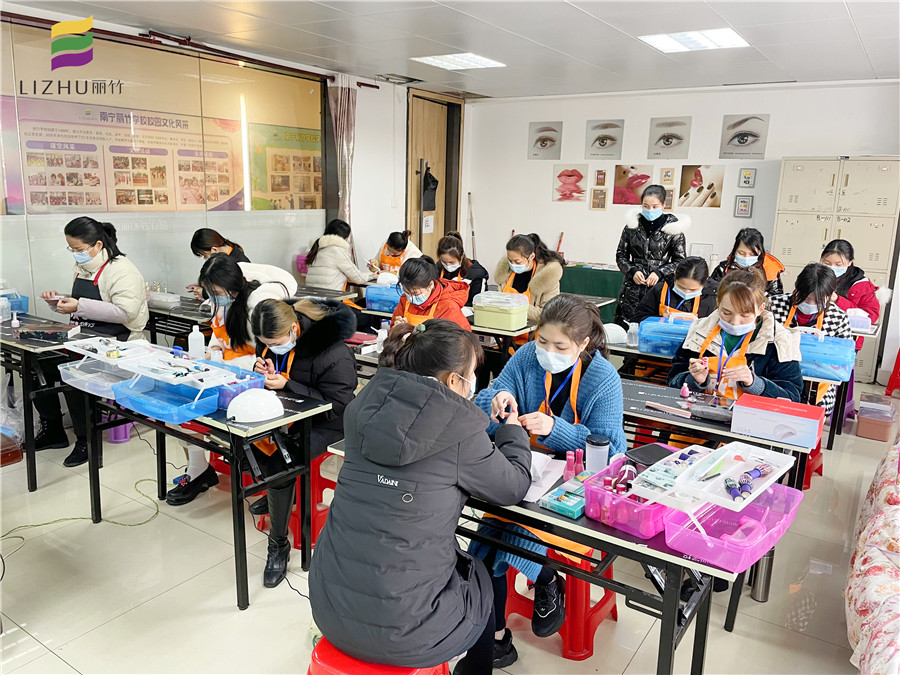 廣西教美甲：光療延長甲教程