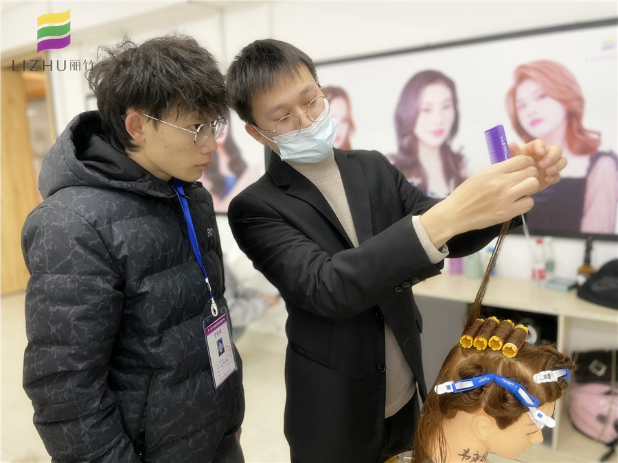 美發(fā)初學(xué)者如何練習(xí)上杠？廣西專業(yè)教燙染的學(xué)校教你