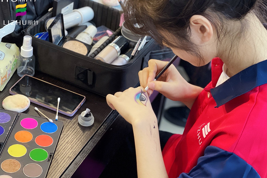 為什么要在手上練習化妝？南寧化妝知識問答